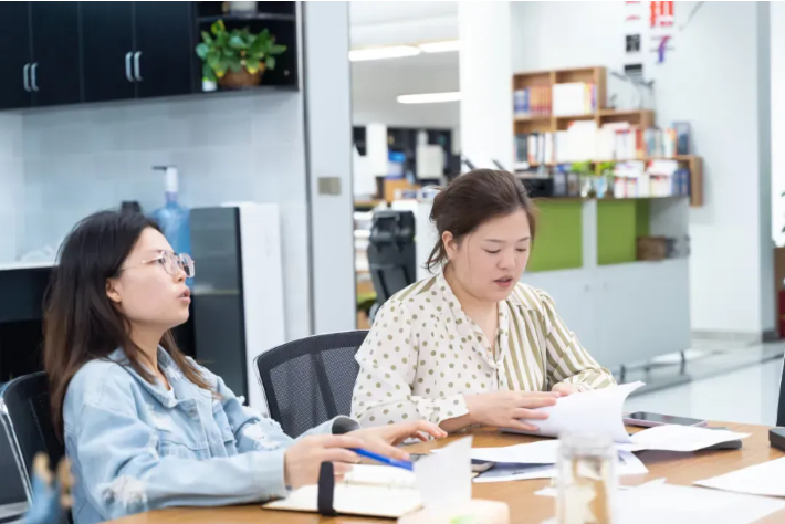 达到法定退休年龄并领取城乡居民养老保险待遇，成立劳动关系还是劳务关系